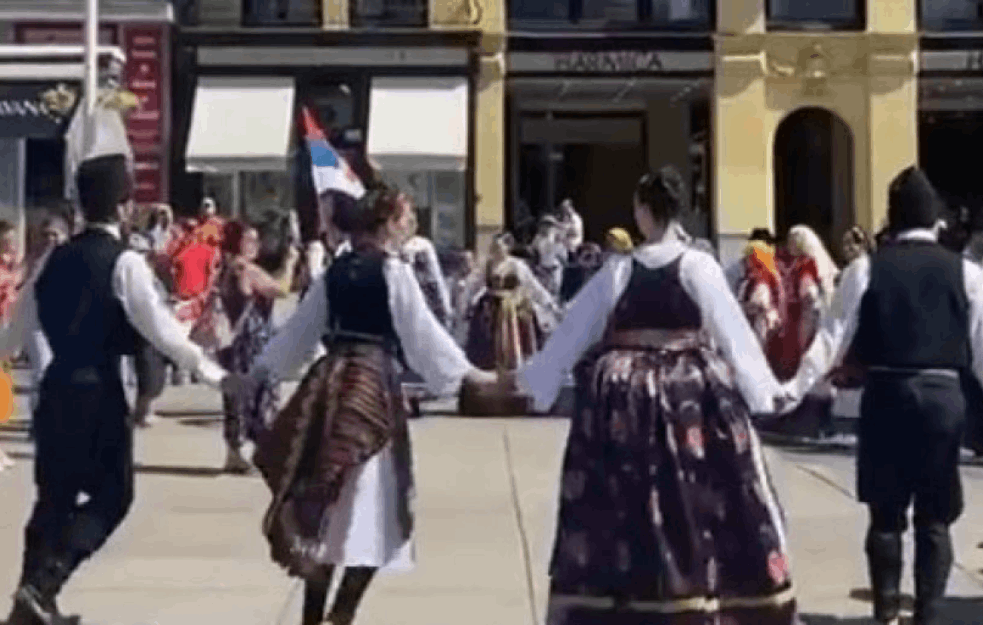 UŽIČKO KOLO, SRPSKA NOŠNJA I <span style='color:red;'><b>SRPSKA ZASTAVA</b></span> NA TRGU BANA JELAČIĆA U ZAGREBU: Prolaznici bili U ŠOKU! (VIDEO) 